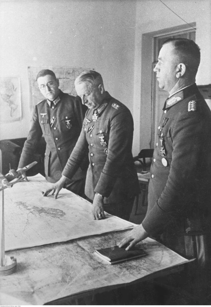 Marszalek Erich von Manstein podczas omawiania sytuacji frontowej na froncie wschodnim 2 661 1